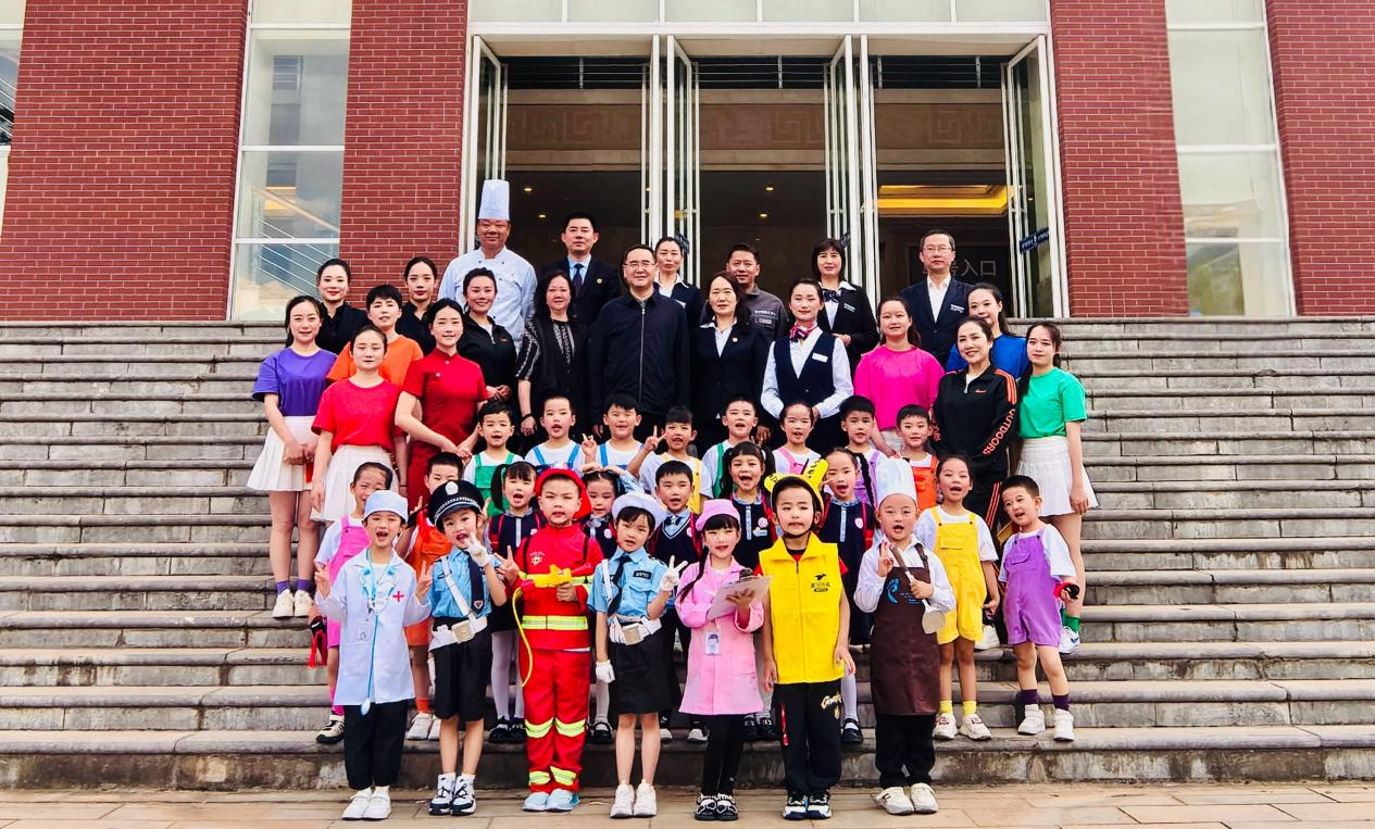 幼儿园（吾悦园区）荣获3377体育2025职业装服饰秀活动最
