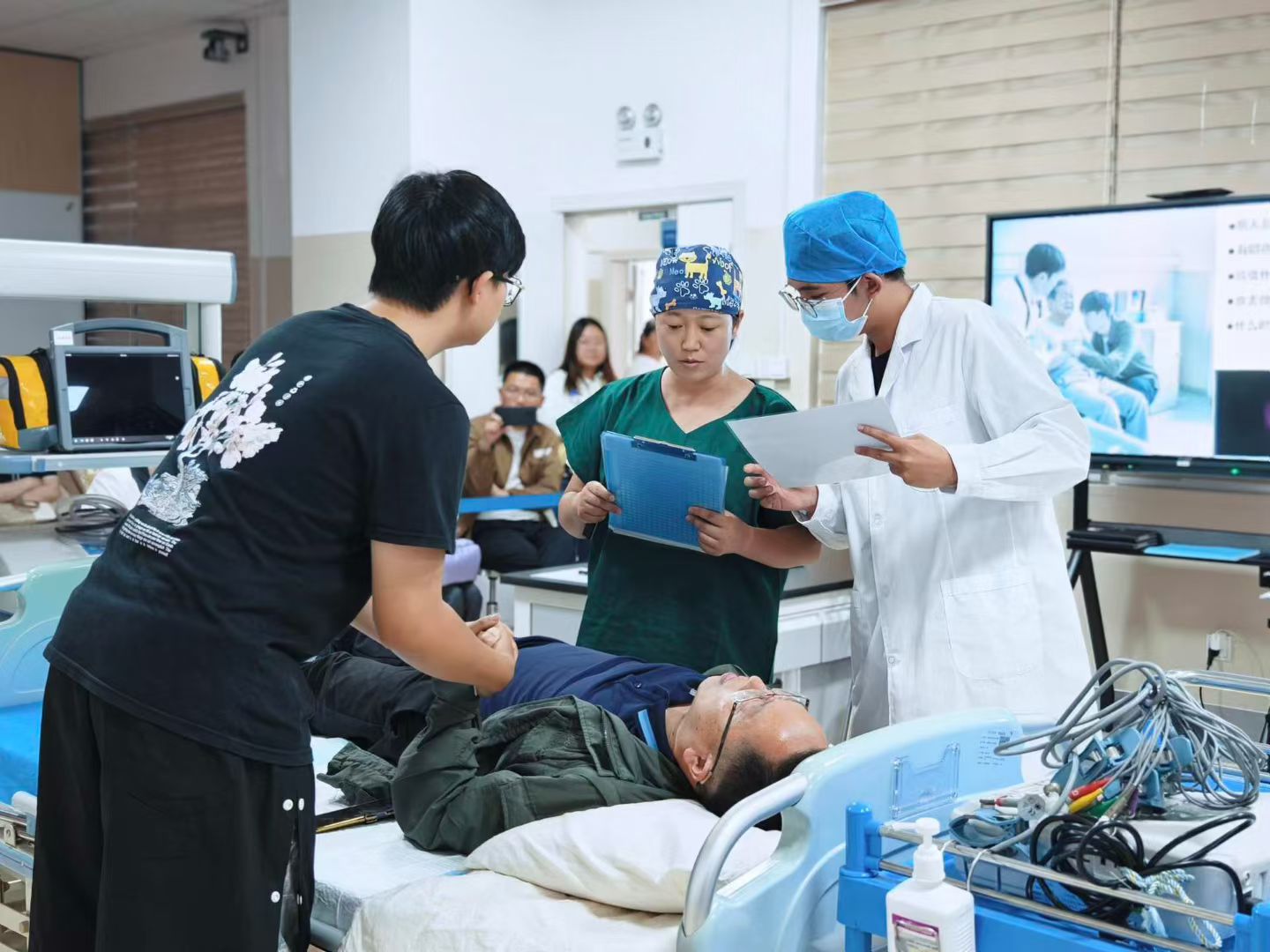 3377体育教师在云南省首届标准化病人教学案例大赛中斩获佳绩